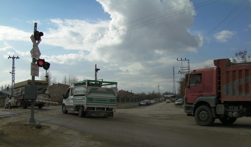 Van’da Hemzemin Geçitte Işık Arızası Trafiği Kilitledi