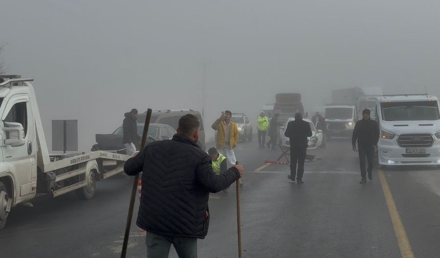 Bitlis'te Yoğun Sis Zincirleme Kazaya Neden Oldu