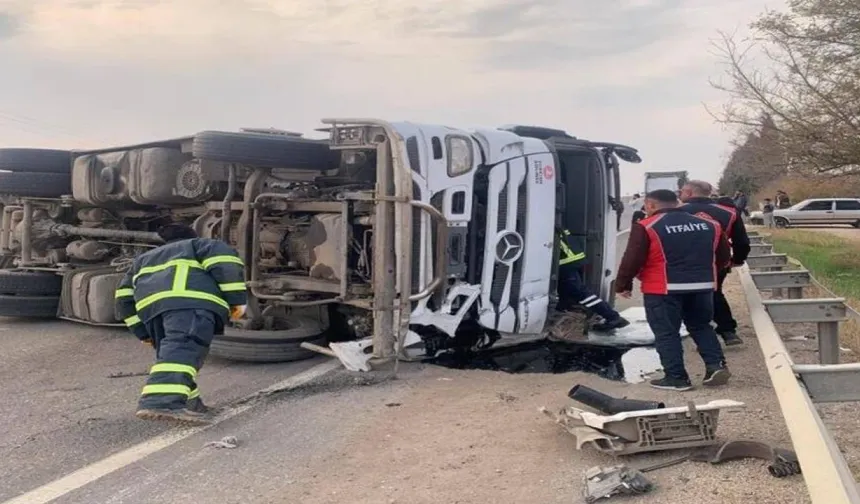 Akaryakıt yüklü tır devrildi: Sürücü yaralandı