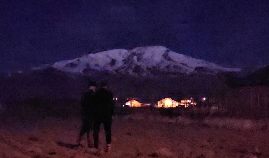 Süphan Dağı kış gecelerinde kartpostallık manzaralar sunuyor