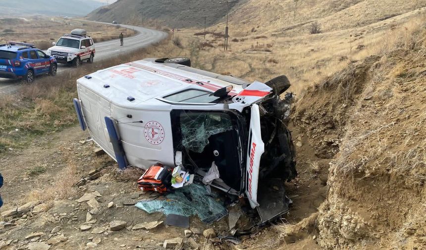 Devrilen ambulansta 3 sağlık çalışanı yaralandı