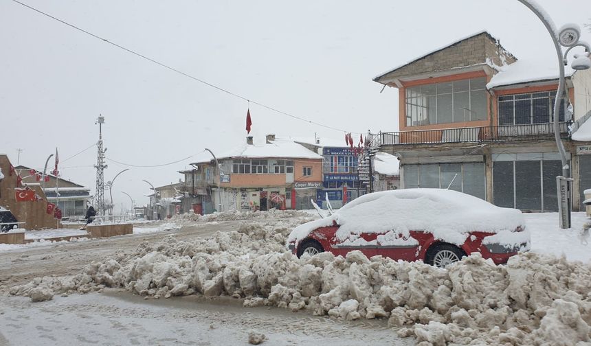 Van'da araçlar kara gömüldü: 11 yerleşim yeri ulaşıma kapandı