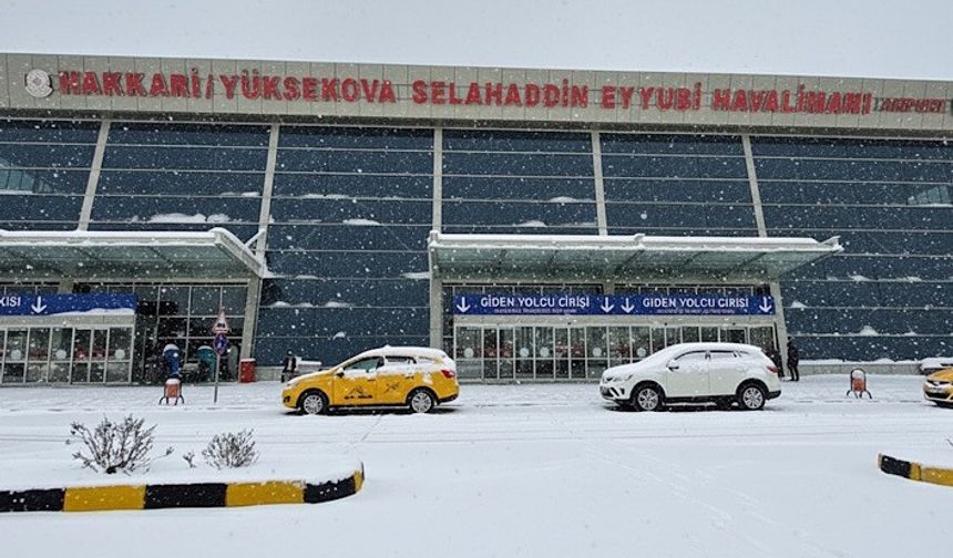 Yoğun Kar Yağışı Uçuşları Durdurdu