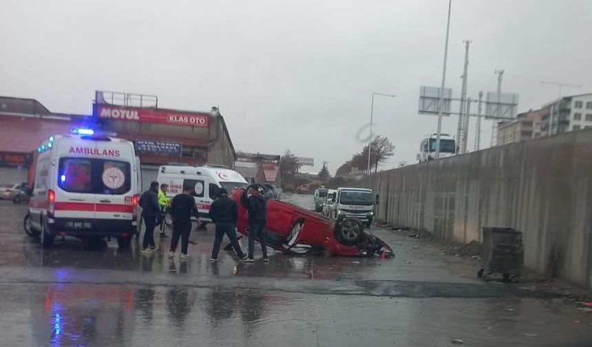 Tatvan'da kontrolden çıkan otomobil köprüden düştü: 2 yaralı