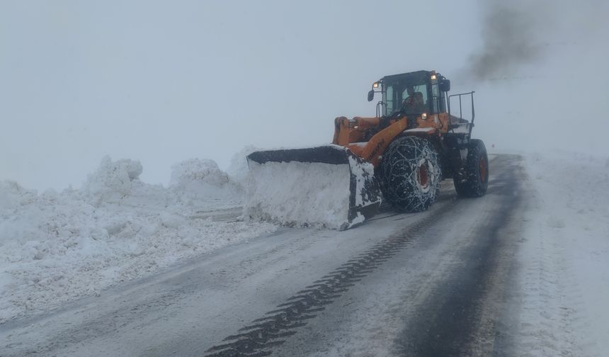 Türkiye’nin En Yüksek Geçidi Karabet’te Karla Mücadele Sürüyor