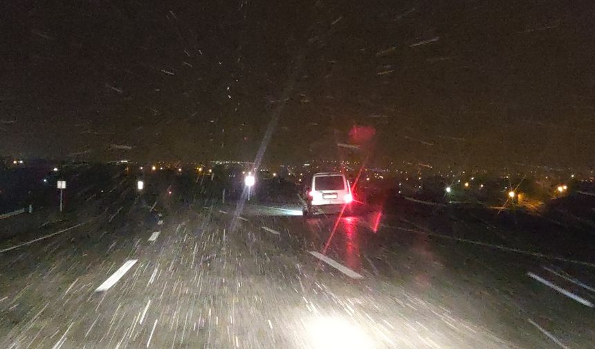 Van Karayolu Yoğun Kar ve Tipi Nedeniyle Ulaşıma Kapatıldı