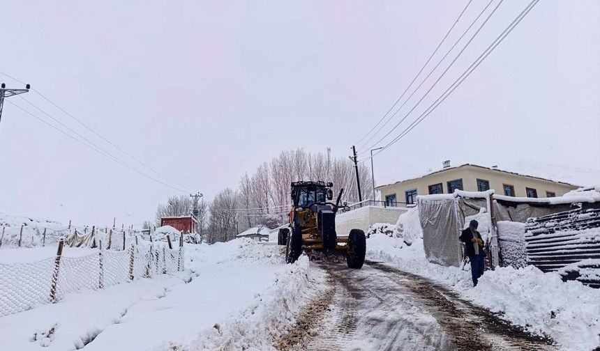 Van’da Kar Yağışı Ulaşımı Felç Etti: 102 Yerleşim Yolu Kapandı