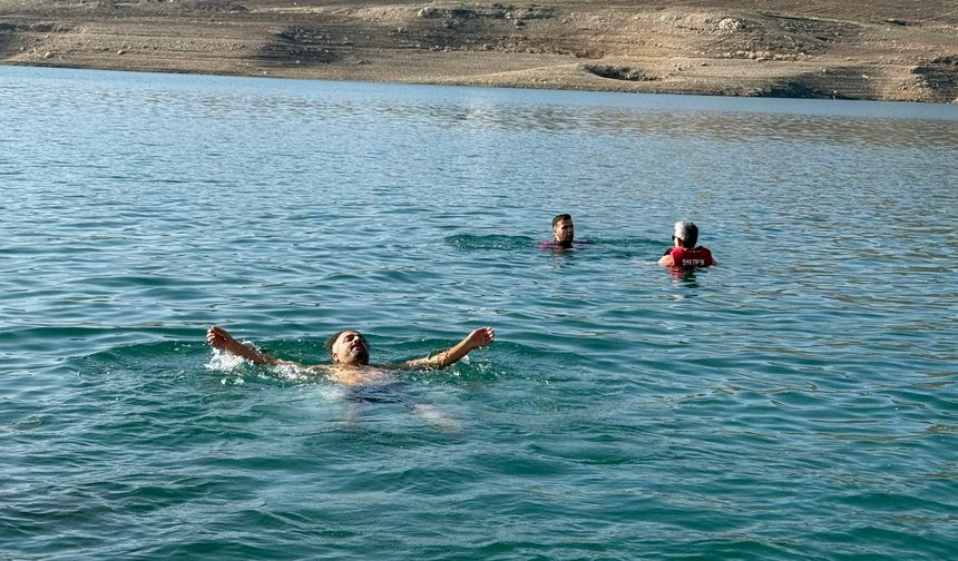 Siirt’te Doğaseverlerden Aralık Ortasında Botan’da Soğuk Su Keyfi