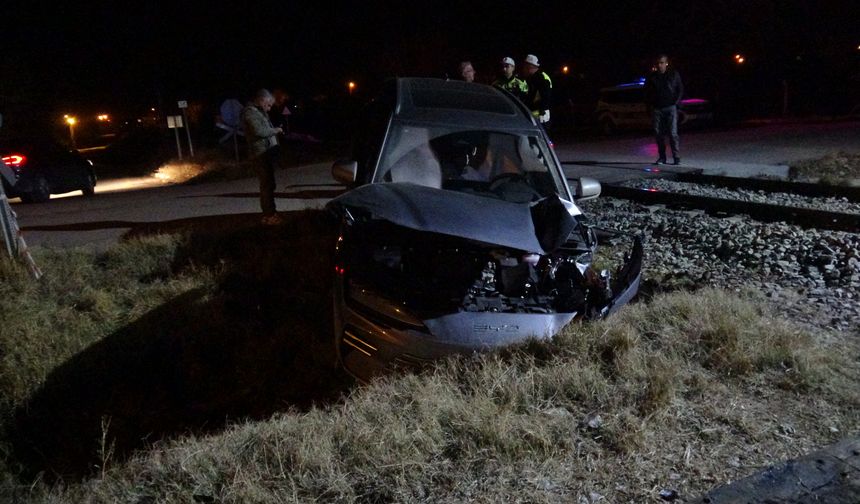 Hemzemin Geçitte Tren Otomobile Çarptı: 5 Yaralı