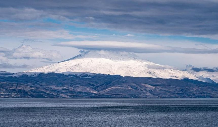 Süphan Dağı'nın Zirvesinde Mercek Bulutu Görsel Şölen Oluşturdu