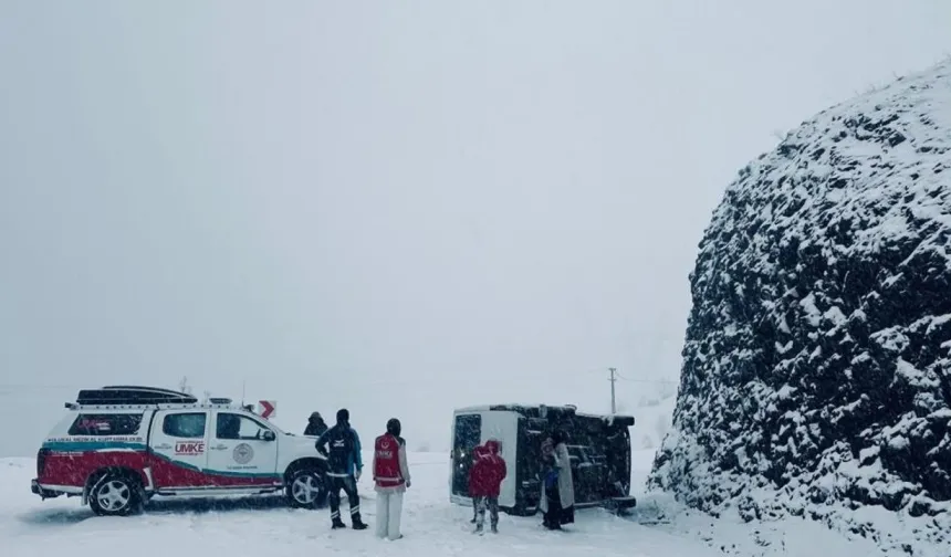 Kontrolden Çıkan Minibüs Şarampole Yuvarlandı: 6 Yaralı