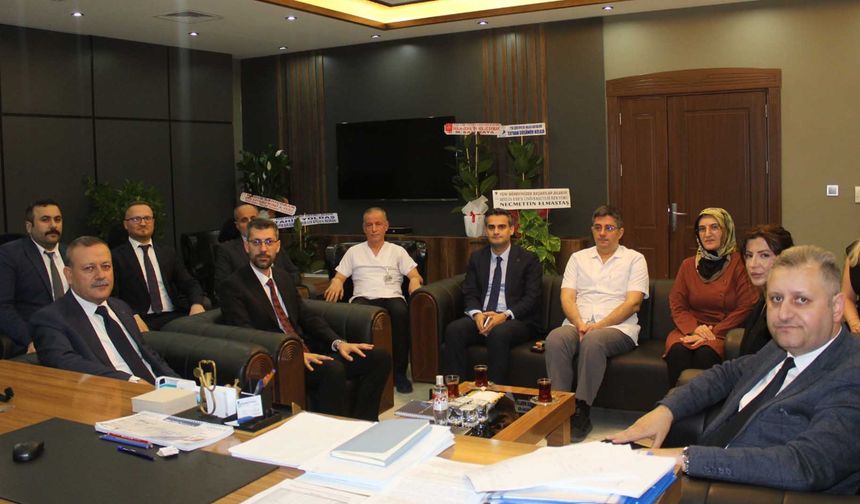 Bitlis Eren Üniversitesi Rektörü Elmastaş’tan Başhekim Sarıçoban’a hayırlı olsun ziyareti