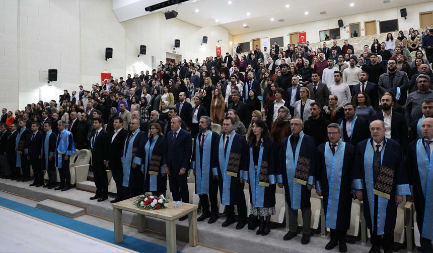 Bitlis Eren Üniversitesi’nde 2025 yılı akademik biniş takdim töreni düzenlendi