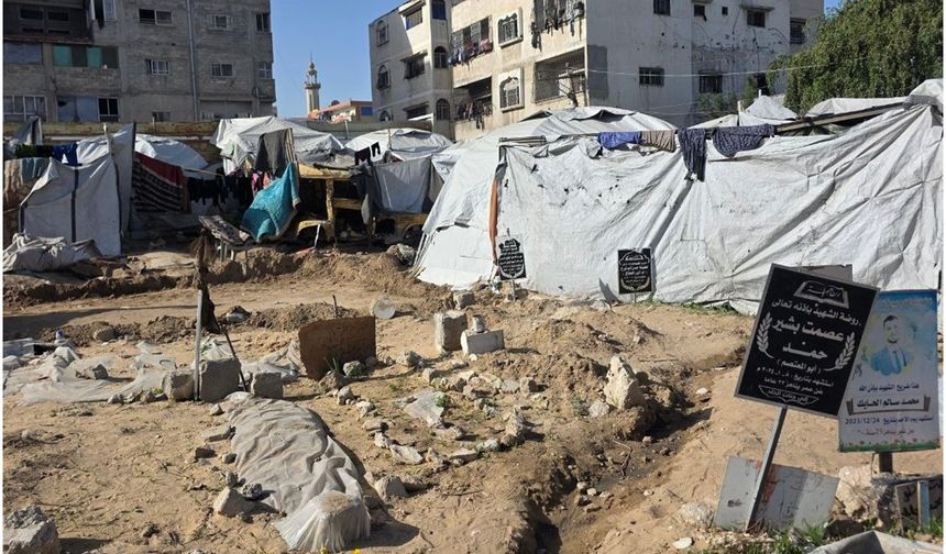 Gazze'de Mezarlıkta Yaşam: Yerinden Edilen Aileler Barınacak Yer Bulamıyor