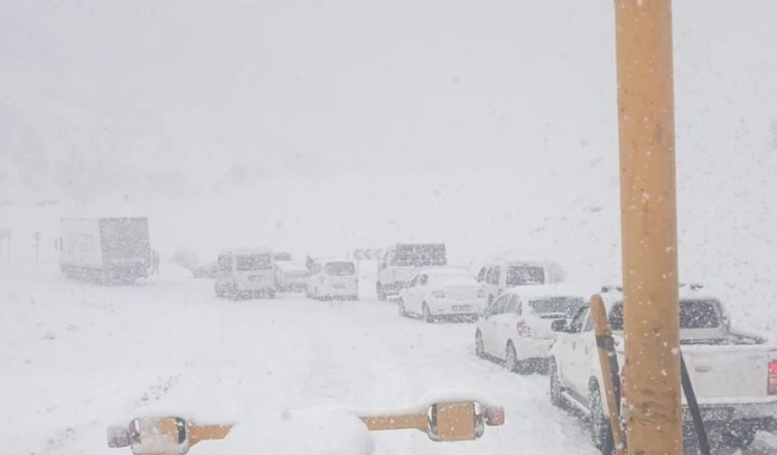 Siirt’te Yoğun Kar Yağışı: 251 Köy Yolu Ulaşıma Kapandı