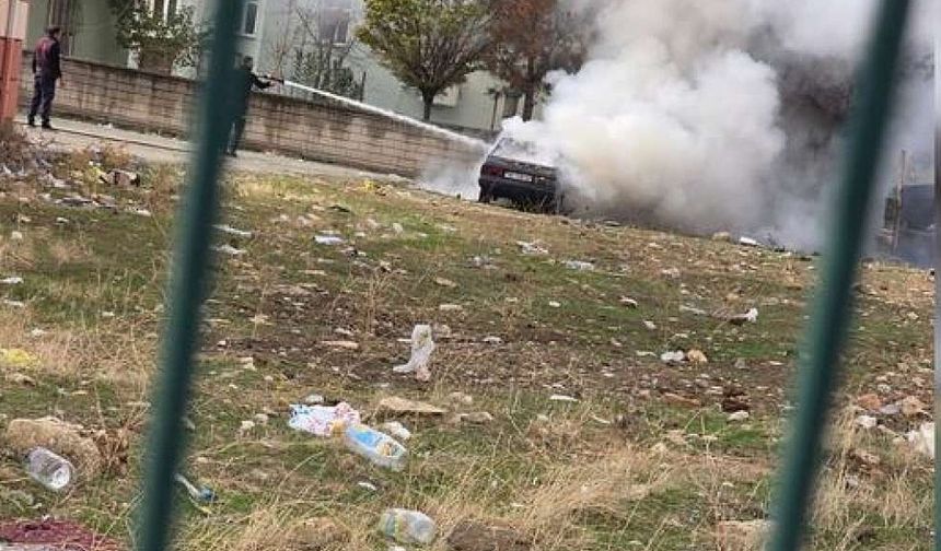 Siirt’te sağlık lojmanlarında araç alev alev yandı