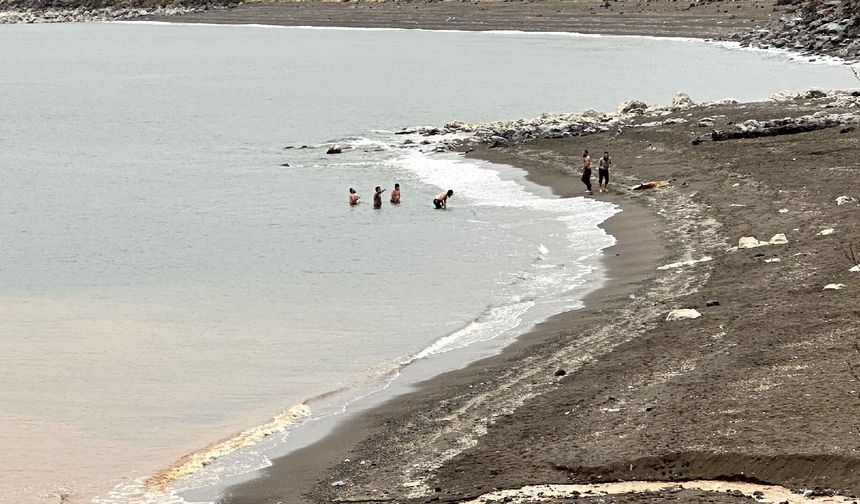 Bitlis’te aynı gün dört mevsim: Bir yanda kar, bir yanda su keyfi