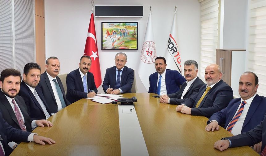 Güroymak’a Yapılacak Yarı Olimpik Yüzme Havuzu ve 3 Semt Sahası İçin Protokol İmzalandı