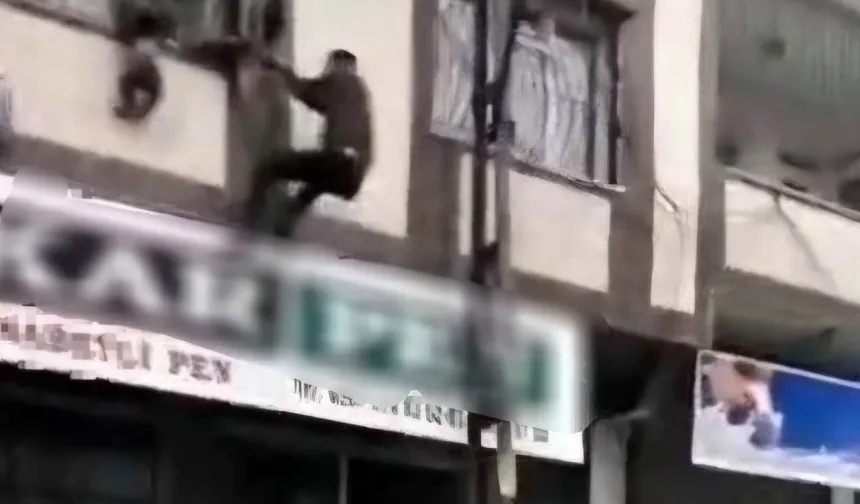 Balkonda Korkulu Anlar: Asılı Kalan Çocuğu Vatandaş Kurtardı