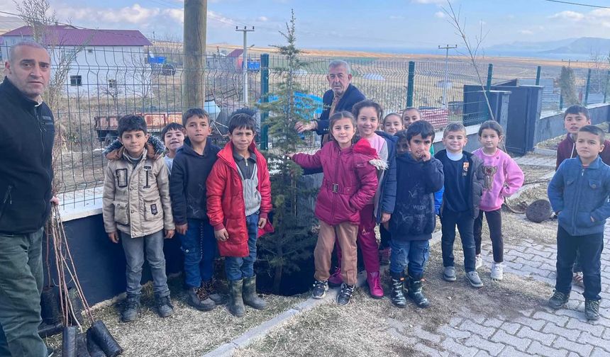 Tatvan’daki Okullar “Yeşil Vatan” Projesiyle Fidanlarla Buluşuyor