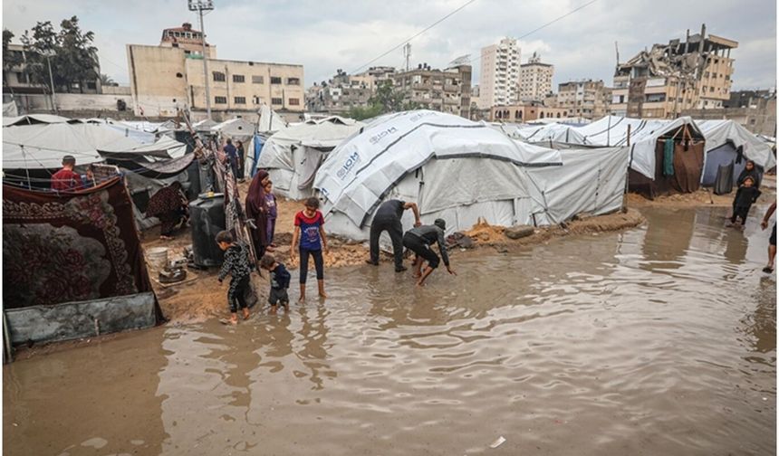 Gazze’de çadırlar sel altında kaldı: Soğuktan bir bebek daha şehit oldu
