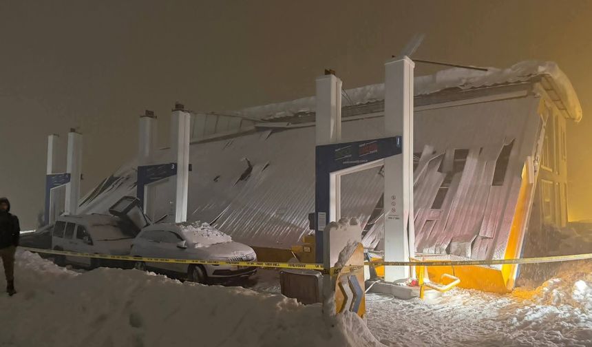 Akaryakıt İstasyonunun Çatısı Çöktü: 8 Yaralı