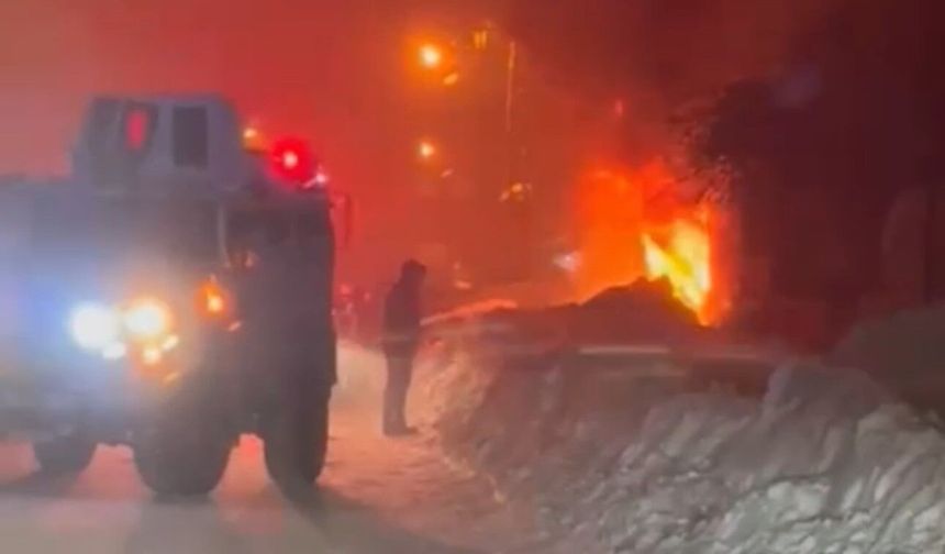 Yüksekova’da çıkan yangında bir aile evsiz kaldı