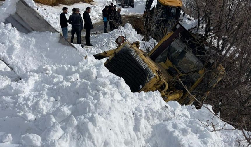 Bitlis'te Karla Mücadele Sırasında İş Makinesi Yoldan Çıktı