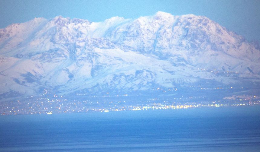 Teleskopik lensle Bitlis’ten Van manzarası görüntülendi