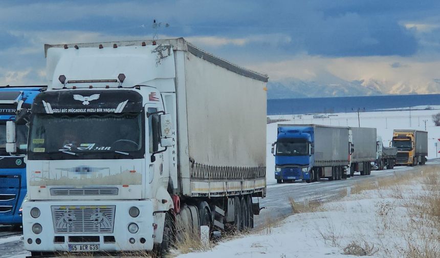 Adilcevaz’da kar ve buzlanma trafiği felç etti: Onlarca araç yolda kaldı