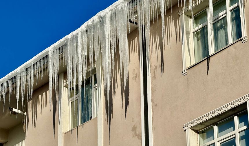 Çatıları saran dev buz sarkıtları tehlike oluşturuyor