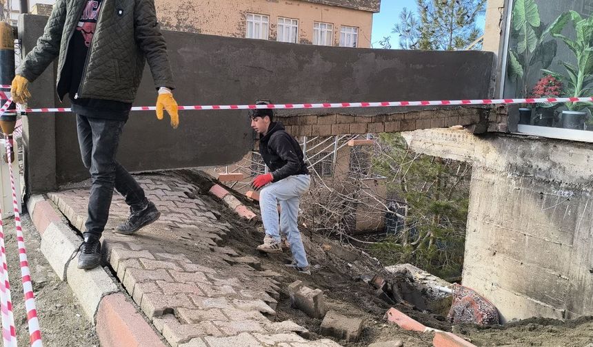 12 Katlı Binanın Giriş Merdiveni Çöktü: Facianın eşiğinden Dönüldü