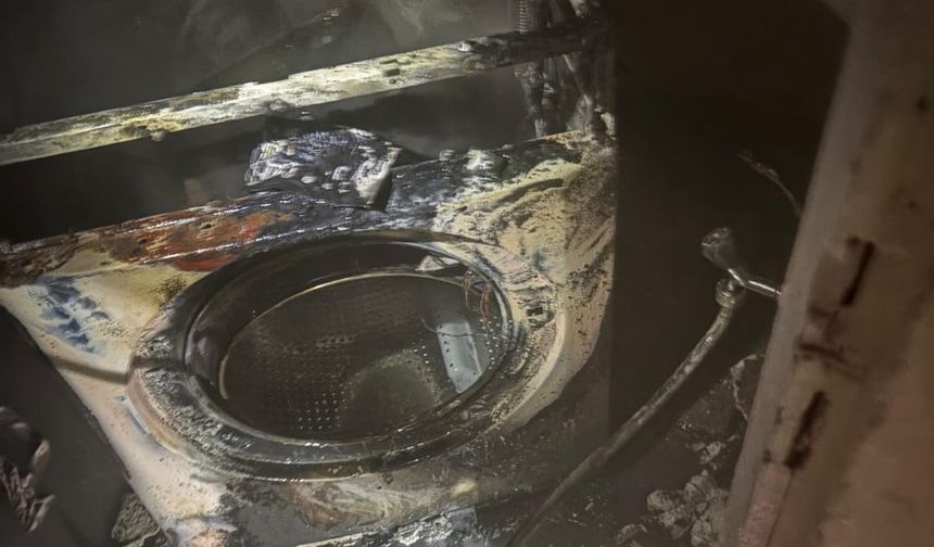 Çamaşır makinesinden çıkan yangın evi küle çevirdi