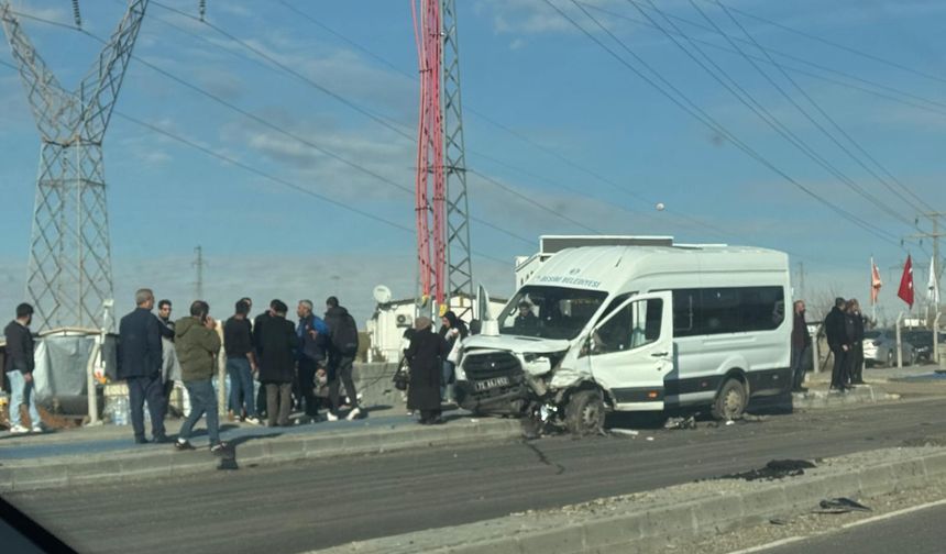 Tır ile minibüsün çarpıştığı kazada 6 kişi yaralandı