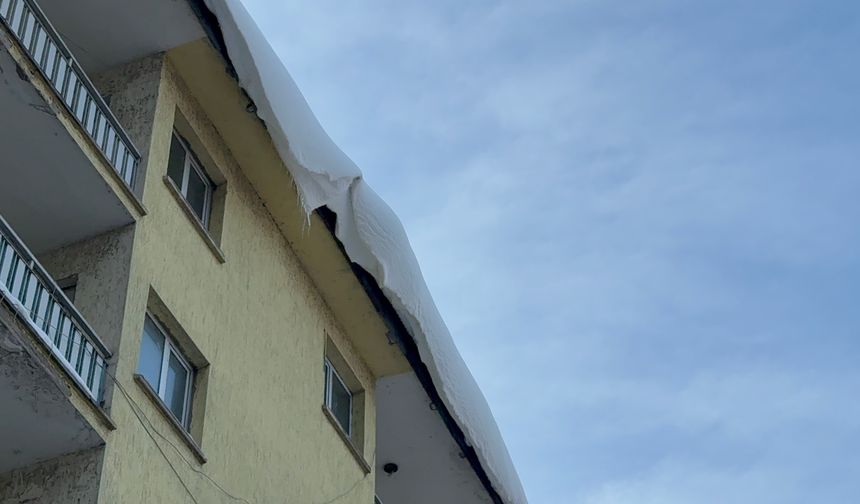 Tatvan’da çatılardaki kar ve buz kütleleri tehlike saçıyor