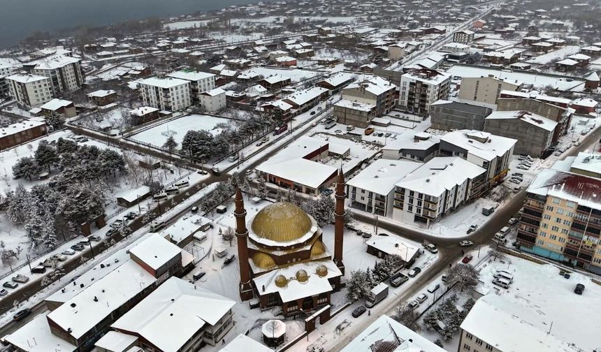 ‘Sakin şehir’ Ahlat beyaz örtüyle kartpostallık görüntüler sundu