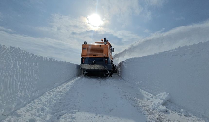 Adilcevaz’da Kar Hayatı Felç Etti: Valilikten Kar Savurma Makinesi Desteği