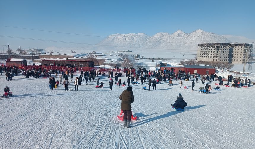Bitlis’te Kar Durdu, Kayak Merkezlerine Yoğun İlgi