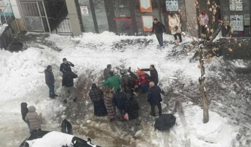 Çatıdan Kadının Üzerine Düşen Kar Kütlesi Düştü: Hayatını Kaybetti