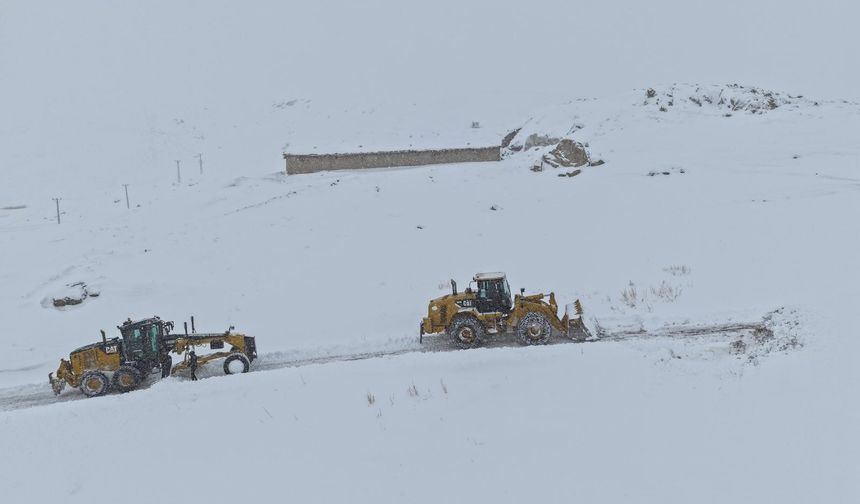Van’da kar yağışı hayatı durdurdu: 363 yerleşim yolu kapandı