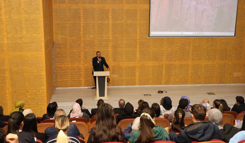 Bitlis Eren Üniversitesi'nde Dönem Sonu Değerlendirme Toplantısı Yapıldı