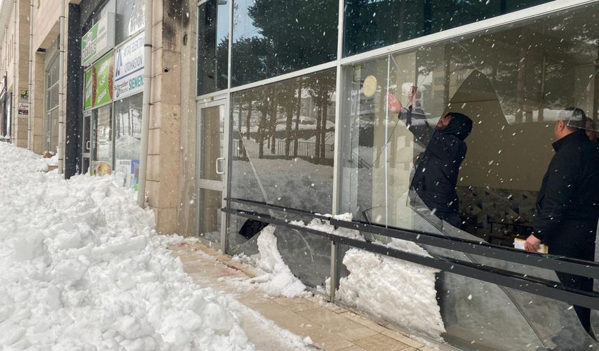 Bitlis’te çatıdan düşen kar kütleleri esnafların camını kırdı