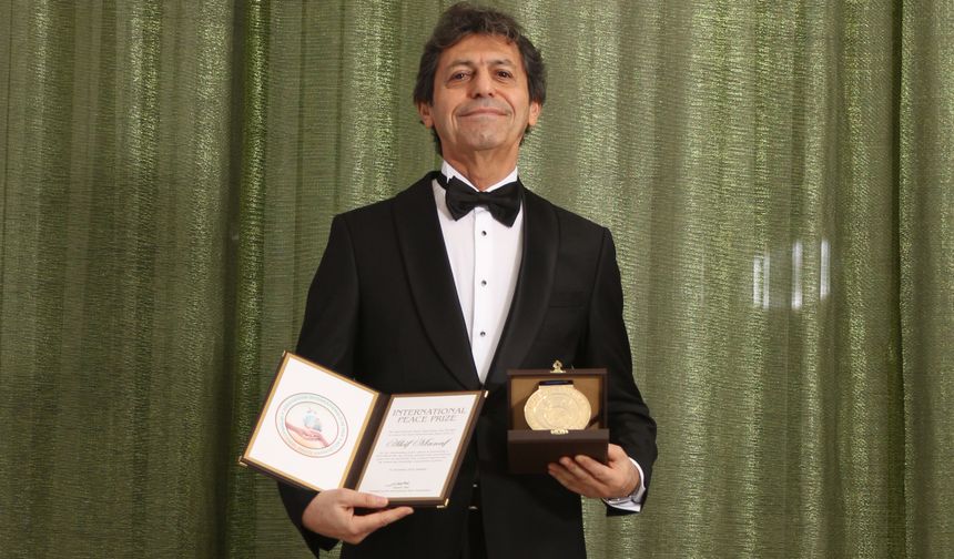 Dünyaca Ünlü Yazar Akif Manaf 2025 Yılı International Peace Prize Ödülü’nü Aldı