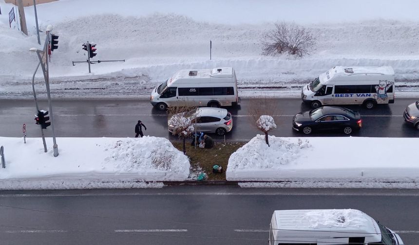 Bitlis’te ışıklarda ürünlerini satmaya çalışan yaşlı adama zabıta engeli