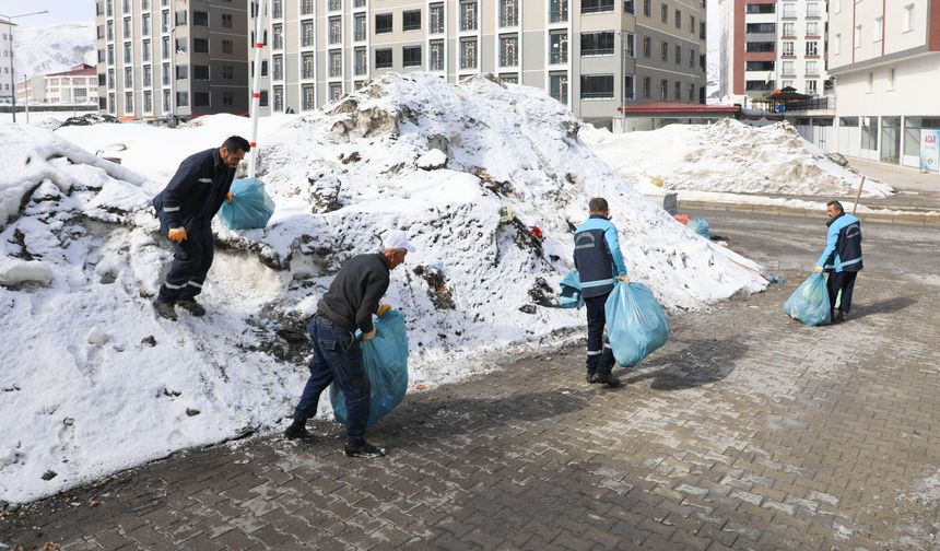 Bitlis'te Karların Erimesiyle Temizlik Çalışması Sürüyor
