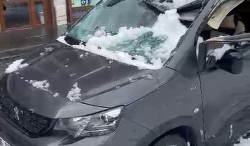 Bitlis’te Park Halindeki Aracın Üzerine Çatıdan Kar Kütlesi Düştü