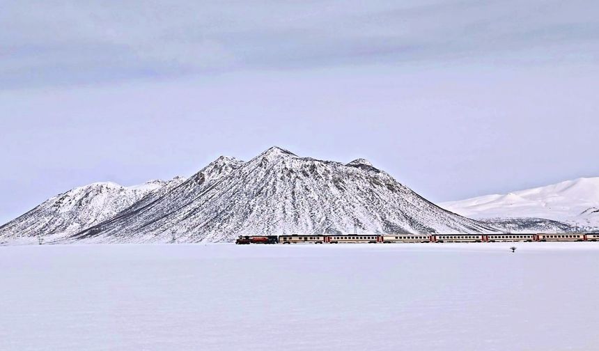 Bitlis'te Van Gölü Ekspresi’nden Kirkor Dağı Eteklerinde Kartpostallık Manzara