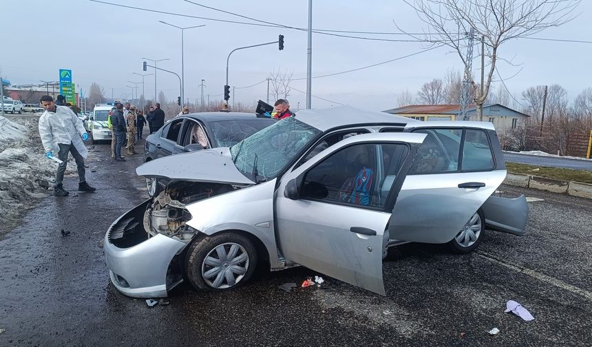 İki Otomobil Feci Çarpıştı: 1 Ölü, 4 Yaralı