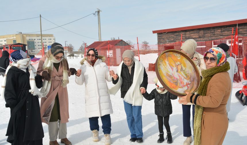 Tatvan’da Kursiyer Kadınlar Kızakla Kaydı, Halay Çekti