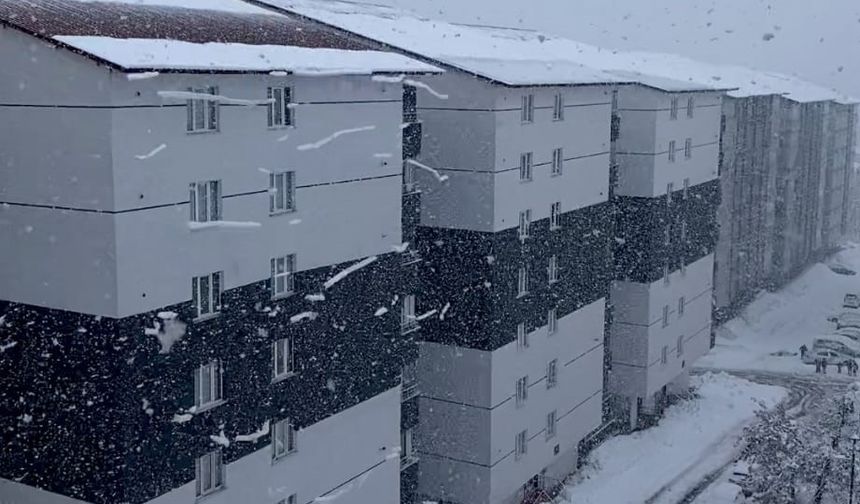 Bitlis’te Çatıdan Caddeye Kayan Kar Kütleleri Böyle Görüntülendi